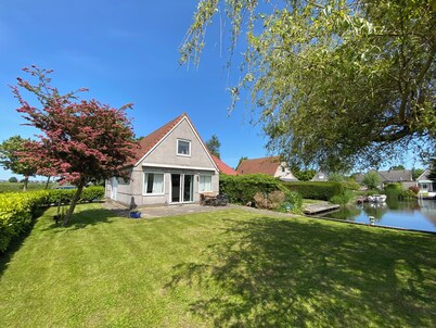 Friesenhuisje directly on the Ijsselmeer with three bedrooms for 6 people