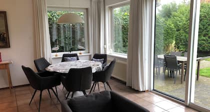 Friesenhuisje directly on the Ijsselmeer with three bedrooms for 6 people