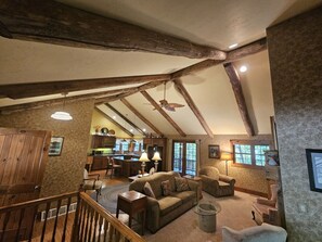 テレビ、暖炉、ステレオ