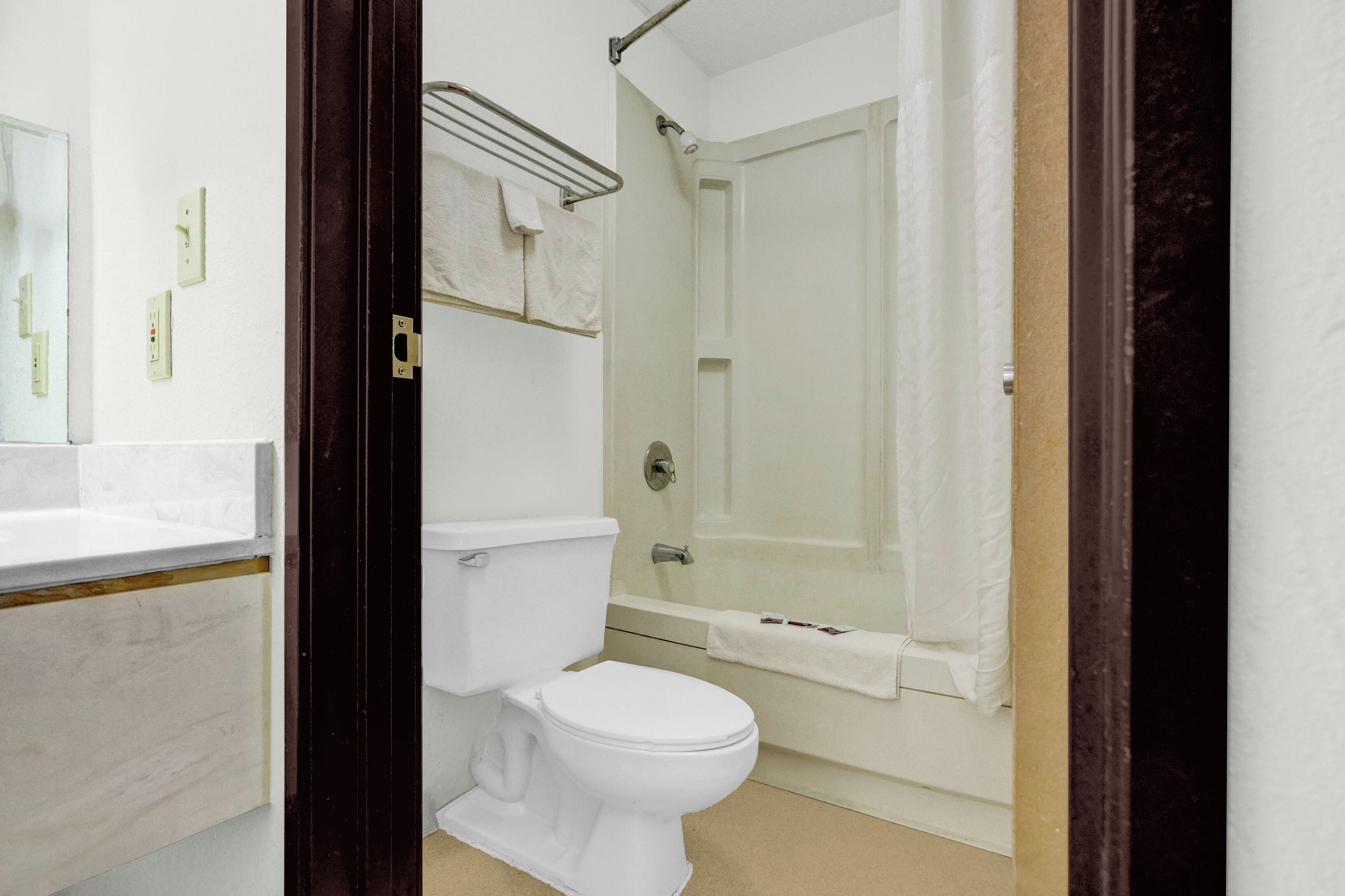 Single Room, 1 Twin Bed, Non Smoking | Bathroom | Free toiletries, towels