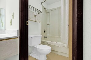 Single Room, 1 Single Bed, Non Smoking | Bathroom | Free toiletries, towels - Brookville Inn By OYO Near Dayton International Airport (Brookville)