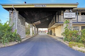 Property entrance - Brookville Inn By OYO Near Dayton International Airport (Brookville)