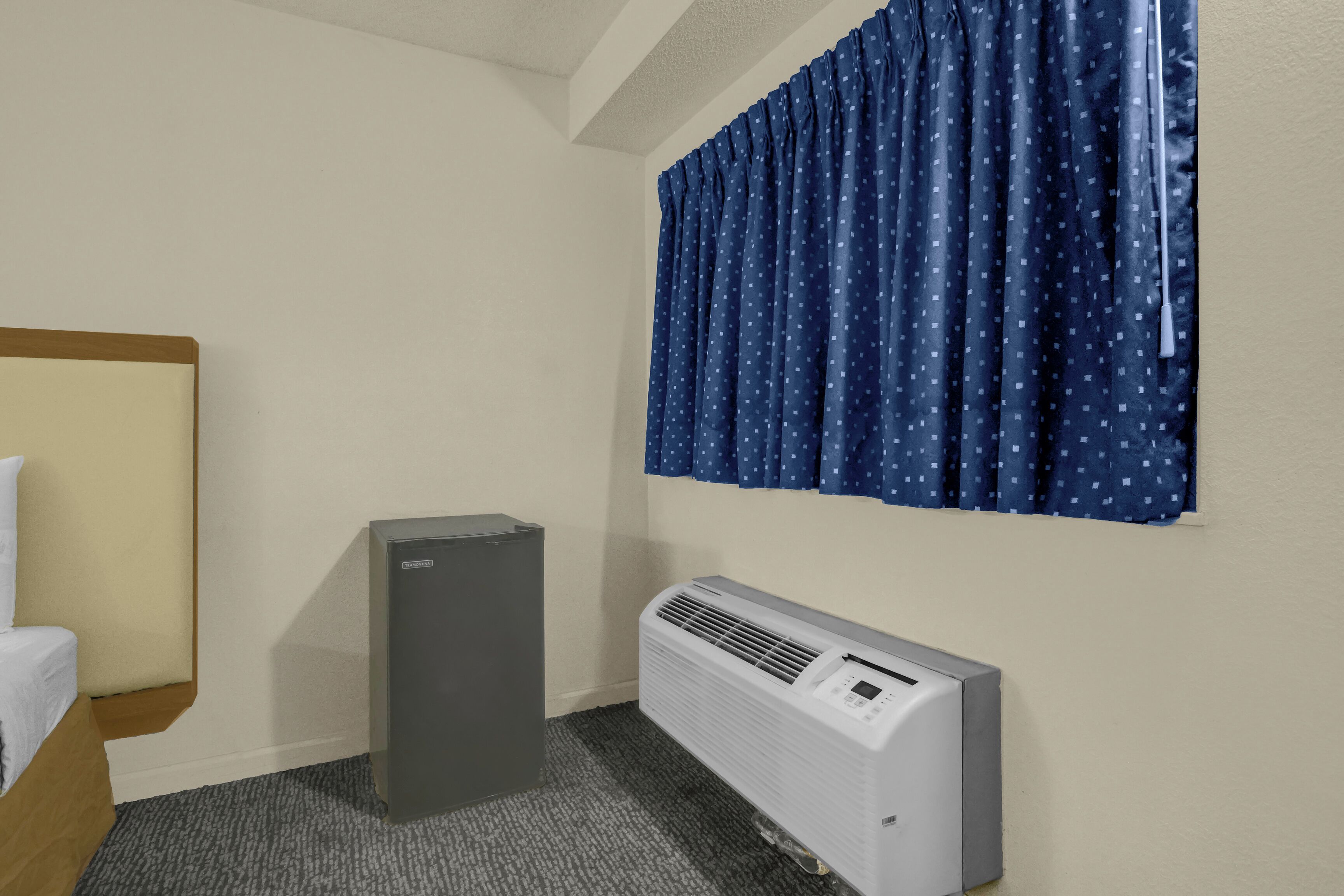 Bureau, fer et planche à repasser, Wi-Fi gratuit, draps fournis