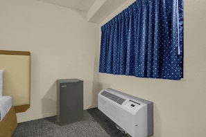 Single Room, 1 Single Bed, Non Smoking | Desk, iron/ironing board, free WiFi, bed sheets