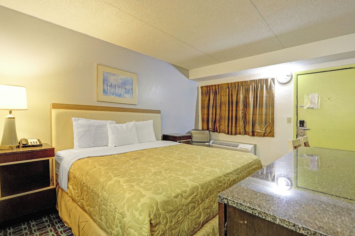 Escritorio, tabla de planchar con plancha, wifi gratis y ropa de cama