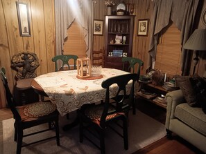 Dining - Charming 3-bedroom country house in peaceful Crown Point with WiFi (Crown Point)