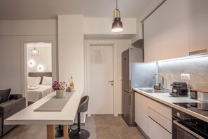 Luxury Apartment, Lanai | Private kitchen | Full-sized fridge, oven, stovetop, espresso maker - Simone You Urban Stay (Thessaloniki)