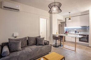 Luxury Apartment, Lanai | Living area | 50-inch flat-screen TV with digital channels, books, stereo - Simone You Urban Stay (Thessaloniki)