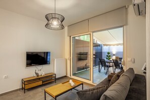 Departamento de lujo, lanai | Área de sala de estar | Televisión de pantalla plana, libros y estéreo 