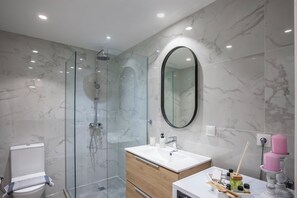 Apartamento superluxo, varanda coberta | Banheiro | Chuveiro, chuveiro com efeito de chuva, secador de cabelo 