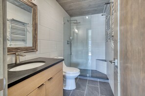 Douche, sèche-cheveux, serviettes fournies, savon