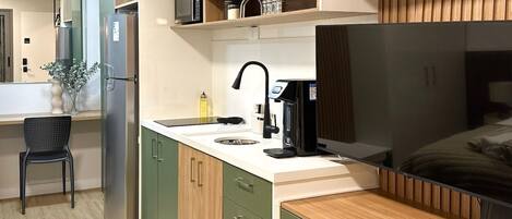 Geladeira, micro-ondas, fogão, cooktop