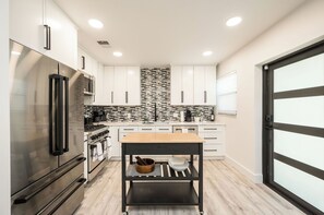 Een koelkast, een microgolfoven, een oven, een kookplaat