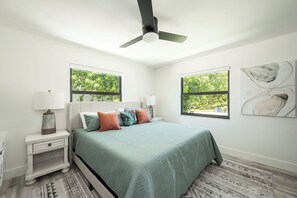 3 bedrooms, iron/ironing board, WiFi, bed sheets
