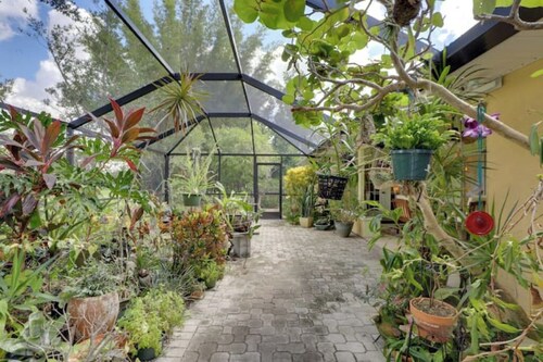 Long-term discount! Spacious 3BR Home With Tropical Garden & Koi Pond in Lanai