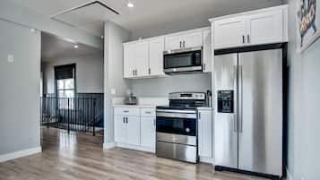 Refrigerador con freezer, microondas, horno, placa de cocina