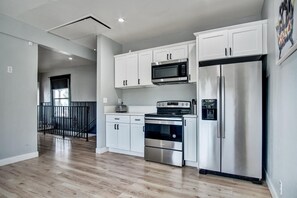 Full-size fridge, microwave, oven, stovetop