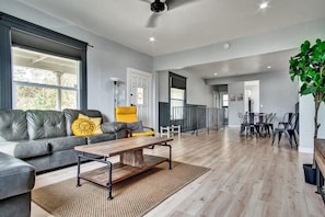 Superior House, Ocean View | Living room - Ventura Downtown Minutes to Beaches (Ventura)