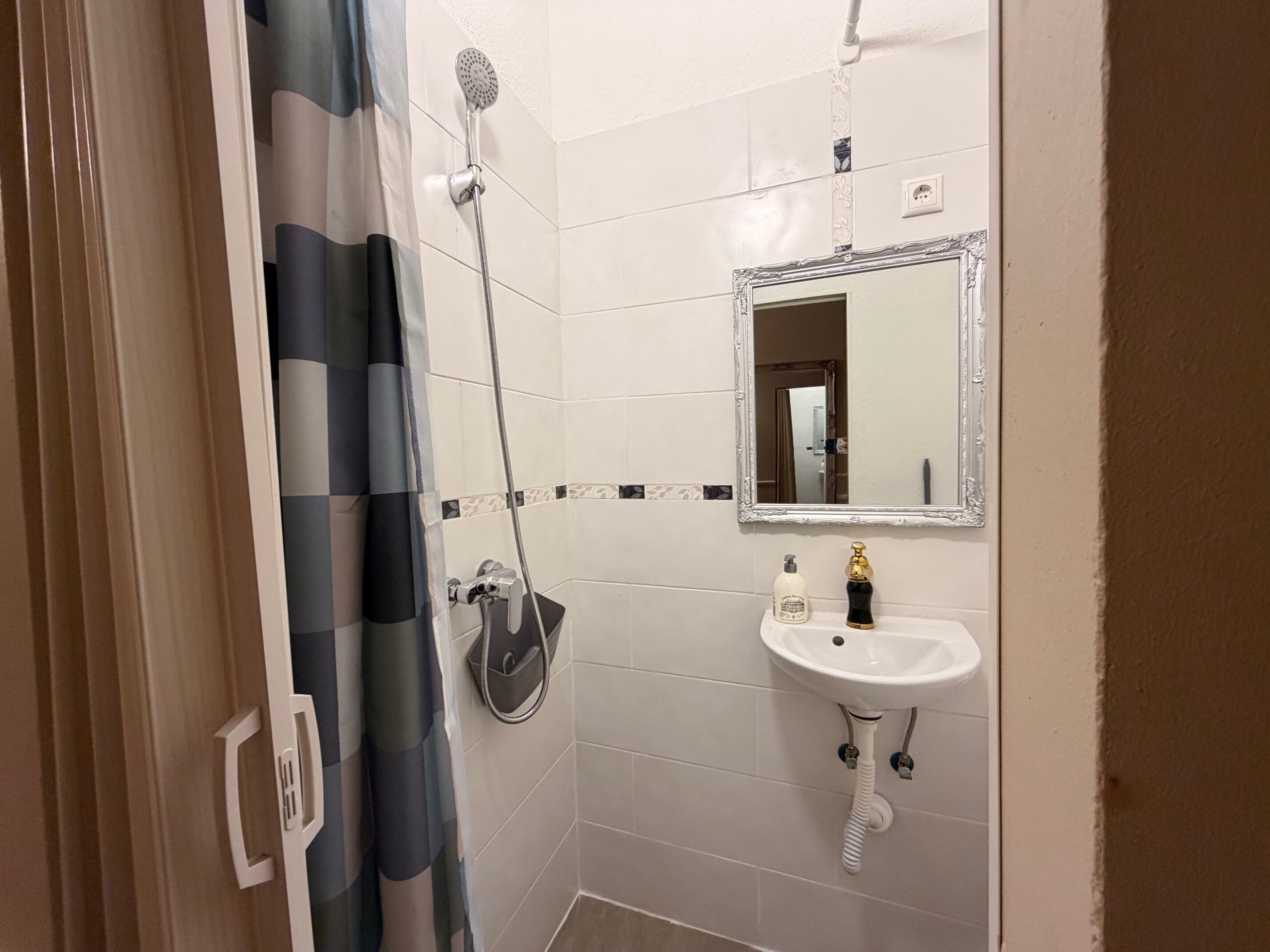 Classic Double Room | Bathroom | Shower, hair dryer (on request), towels, soap
