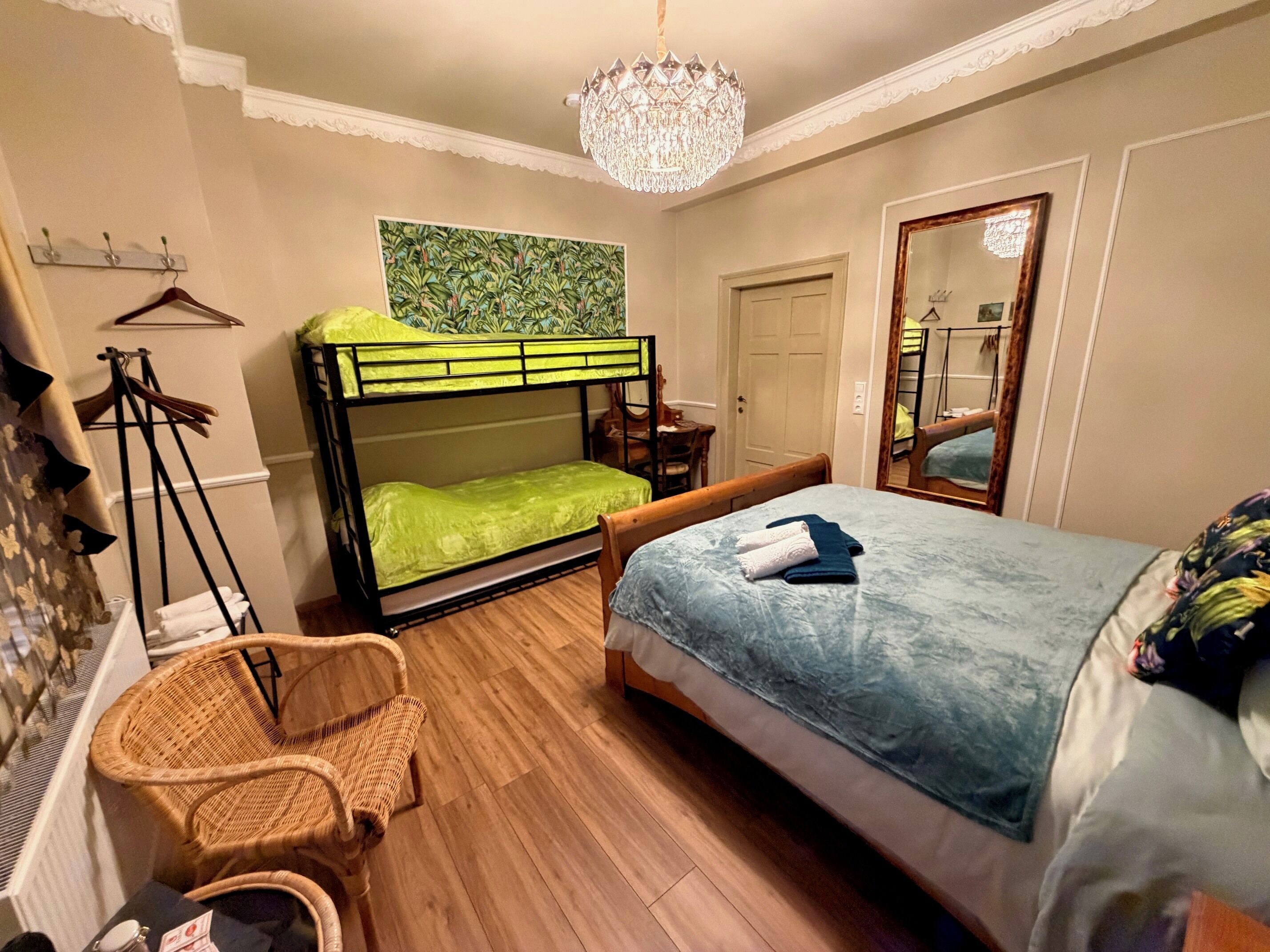 패밀리 쿼드룸, 정원 전망 | 저자극성 침구, 템퍼페딕 침대, 각각 다른 스타일의 인테리어, 각각 다르게 가구 비치