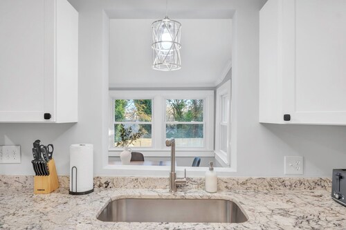 2Br/2Ba w/ Patio and Workspace walk to Cherrydale