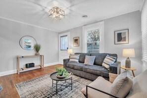 TV - 2Br/2Ba w/ Patio and Workspace walk to Cherrydale (Greenville)