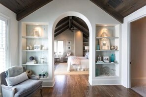 5 Schlafzimmer, Schreibtisch, Bügeleisen/Bügelbrett, WLAN