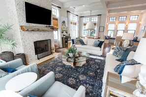 TV connectée, cheminée, chaîne hi-fi