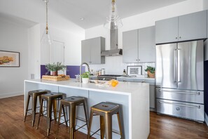 Full-sized fridge, microwave, oven, stovetop