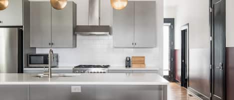 Refrigerador con freezer, microondas, horno, placa de cocina