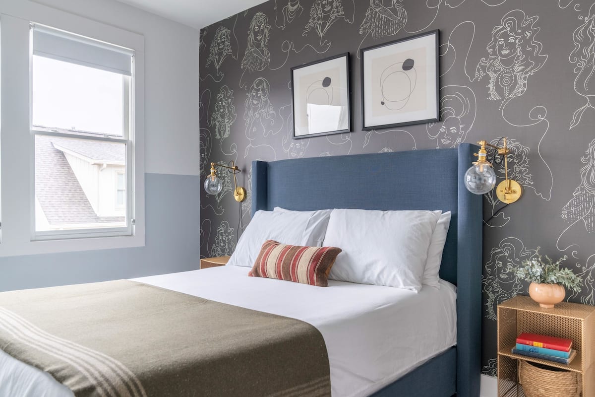 4 bedrooms, laptop workspace, iron/ironing board, free WiFi