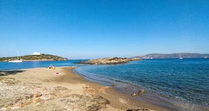 Cozy and luxury by the sea with spectacular view. Family sized with bbq and yard