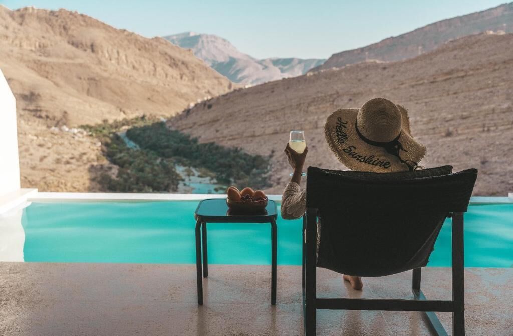 Trang trí khác biệt, trang bị nội thất với thiết kế riêng biệt, bàn 