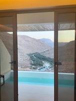 Una habitación con vista a un paisaje montañoso a través de un ventanal.