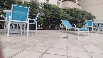 Apartamento família, varanda coberta, vista para a piscina | Área de estar