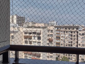 Apartamento família, varanda coberta, vista para a piscina | 1 quarto, Wi-Fi de cortesia