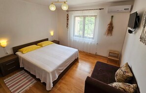 1 bedroom, iron/ironing board, free WiFi, bed sheets - Beautiful apartment in Vrbnik with WiFi (Vrbnik)