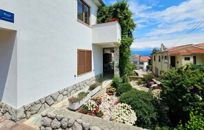 Property grounds - 1 bedroom cozy apartment in Vrbnik (Vrbnik)