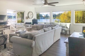 TV, fireplace, printers - 'Lakehouse Living' Waterfront Retreat Near Tacoma (Spanaway)