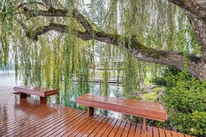 Property grounds - 'Lakehouse Living' Waterfront Retreat Near Tacoma (Spanaway)
