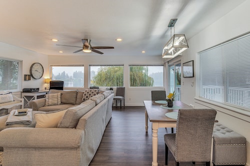 'Lakehouse Living' Waterfront Retreat Near Tacoma