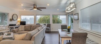'Lakehouse Living' Waterfront Retreat Near Tacoma