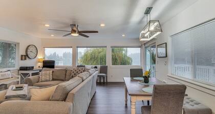 'Lakehouse Living' Waterfront Retreat Near Tacoma