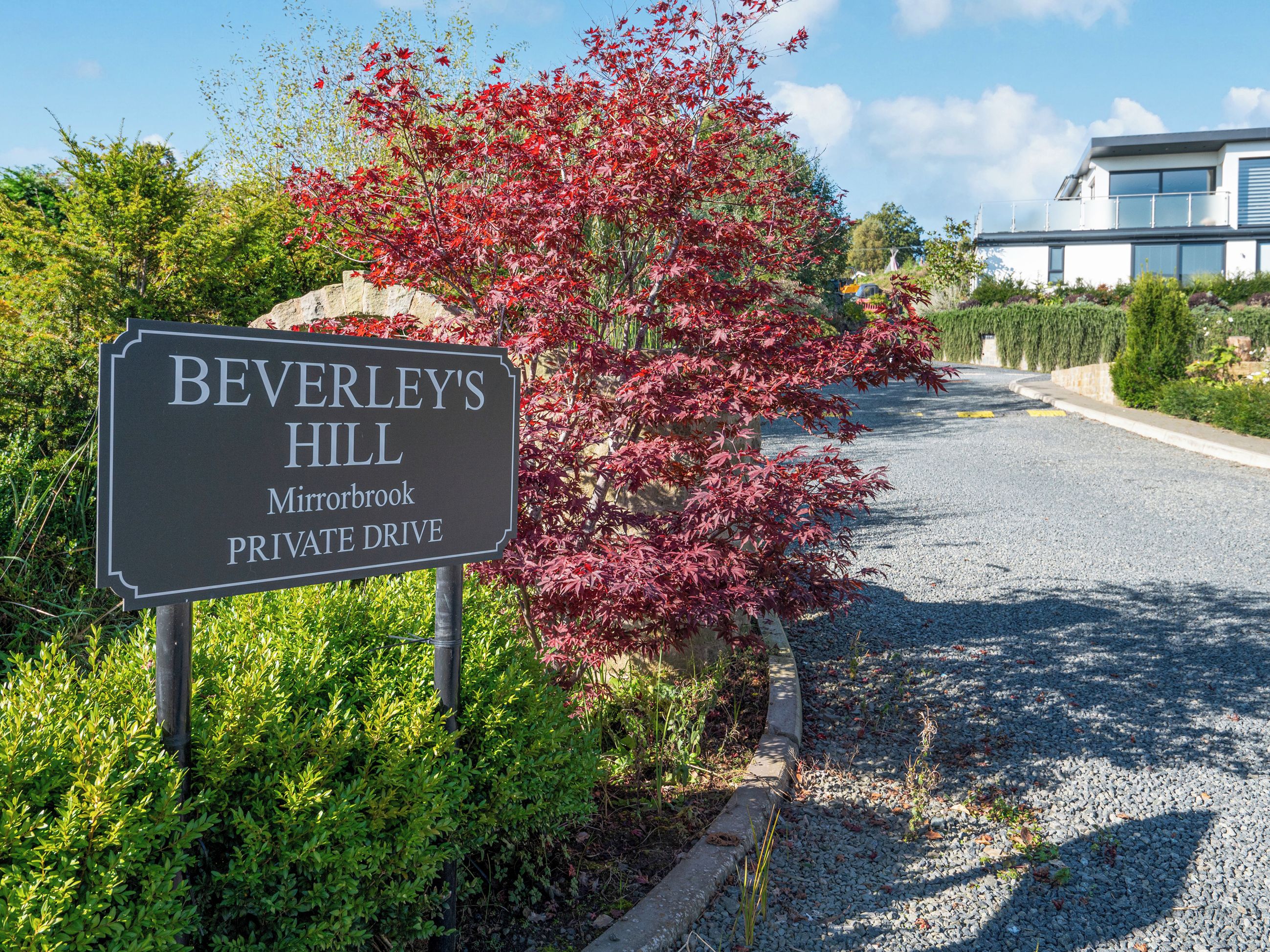 Señal que indica 'Beverley's Hill' en Mirrormbrook, señalando un camino privado.