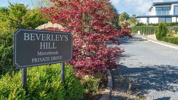 Señal que indica 'Beverley's Hill' en Mirrormbrook, señalando un camino privado.