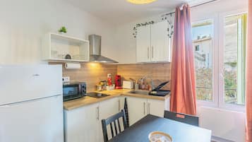 Frigorífico, microondas, placa de cocina y cafetera o tetera