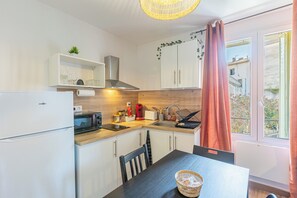 Kühlschrank, Mikrowelle, Herdplatte, Wasserkocher mit Kaffee-/Teezubehör