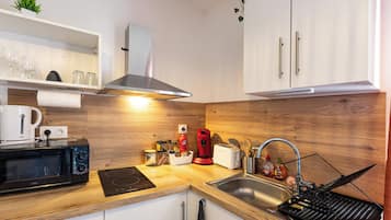 Réfrigérateur, micro-ondes, plaque de cuisson, cafetiÚre/bouilloire