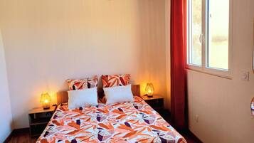 2 chambres, bureau, fer et planche Ă repasser, lit parapluie