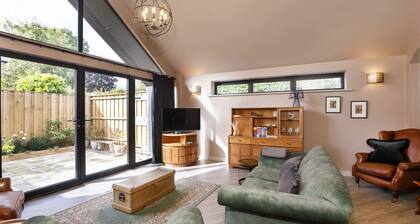 The Warehouse - sleeps 4 guests  in 2 bedrooms